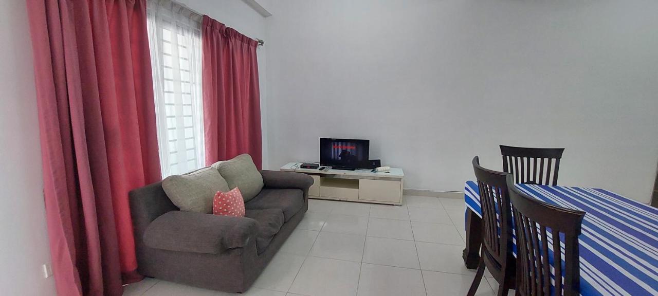 Hud Hud Homestay Bandar Puncak Alam Eksteriør billede